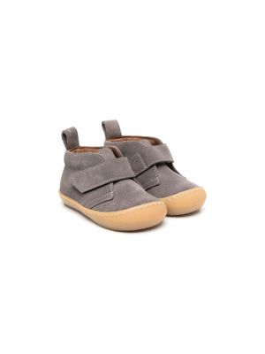 Pèpè baskets en daim à attache scratch - Gris