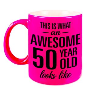 Awesome 50 year cadeau mok / beker neon roze 330 ml