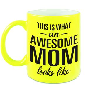 Awesome mom cadeau mok / beker neon geel voor Moederdag 330 ml   -