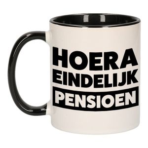 Pensioen mok / beker zwart Hoera eindelijk met pensioen 300 ml