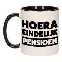 Pensioen mok / beker zwart Hoera eindelijk met pensioen 300 ml - thumbnail