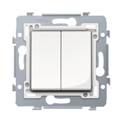 Niko Original tweevoudige schakelaar met insteekklemmen, sokkel en centraalplaat bright white