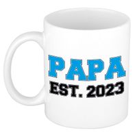 Papa est 2023 kado mok / beker wit met blauwe letters 300 ml