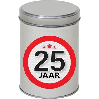 Cadeau Snoepblik - 25 jaar verjaardag - 9 x 13 cm - Cadeauverpakking- metaal - met leeftijd sticker Cadeau Snoepblik - 25 jaar verjaardag - 9 x 13 cm - Cadeauverpakking- metaal - met leeftijd sticker