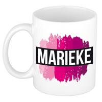 Marieke naam cadeau koffie mok - beker - met roze verfstrepen - Cadeau collega - moederdag