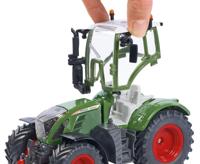 Siku Fendt 724 Vario Tractor 1:32 metaal/kunststof groen Ackermann-besturing en trekhaak - thumbnail