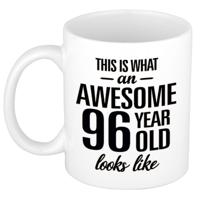 This is what an awesome 96 year old looks like - cadeau koffiemok - 300 ml - verjaardag 96 jaar