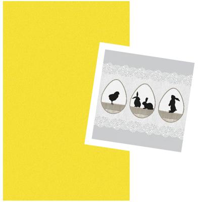 Pasen tafel dekken decoratie set - geel tafelkleed 138 x 220 cm - en 20x paas thema servetten
