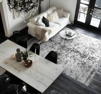 Vervaagd grijs vinyl tapijt eetkamer