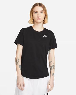 Nike Sportswear Club Essentials T-Shirt Dames Zwart - Maat S - Kleur: Zwart | Soccerfanshop Nike Sportswear Club Essentials T-Shirt Dames Zwart - Maat S - Kleur: Zwart | Soccerfanshop