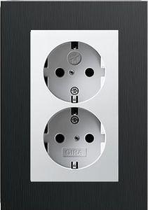 Dubbel stopcontact wit glanzend met Gira esprit aluminium zwart afdekraam recht