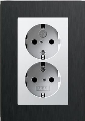 Dubbel stopcontact wit glanzend met Gira esprit aluminium zwart afdekraam recht