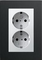 Dubbel stopcontact wit glanzend met Gira esprit aluminium zwart afdekraam recht