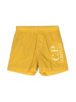 C.P. Company Kids short de bain à logo brodé - Jaune