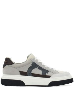 Ferragamo baskets en cuir à broderies Gancini - Gris