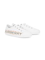 Burberry Kids baskets à logo - Blanc