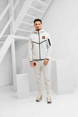 Nederland Tech Fleece Trainingspak Senior 2026-2028 - Maat M - Kleur: Lichtgrijs | Soccerfanshop
