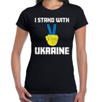 I stand with Ukraine t-shirt zwart dames - Oekraine shirt met Oekraiense vlag in vingers - thumbnail