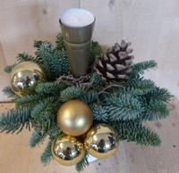 Kerststukje 'Odessa' simpel in hoge pot 30 cm hoog kleur goud met een hoge theelicht Warentuin Natuurlijk - Warentuin natuurlijk