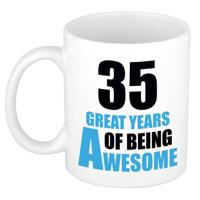 Verjaardag 35 jaar Koffiemok Cadeau - Great years of being awesome - wit/blauw