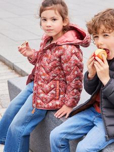 Lichte donsjas voor meisjes met capuchon en print donkerroze met print