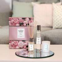 Houtige & Fruitige Geurstokjes Peony met verstuiver , roomspray en geurkaars