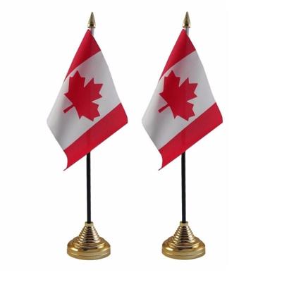 Canada tafelvlaggetjes - 2x stuks - 10 x 15 cm - met gouden standaard - H27 cm - versiering Canada tafelvlaggetjes - 2x stuks - 10 x 15 cm - met gouden standaard - H27 cm - versiering
