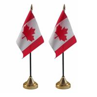 Canada tafelvlaggetjes - 2x stuks - 10 x 15 cm - met gouden standaard - H27 cm - versiering