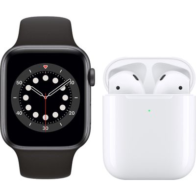 Apple Watch Series 6 44mm Space Gray Zwarte Sportband + Apple AirPods 2 met oplaadcase Apple Watch Series 6 44mm Space Gray Zwarte Sportband + Apple AirPods 2 met oplaadcase