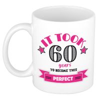 Verjaardag cadeau mok 60 jaar - roze - grappig - 300 ml - keramiek