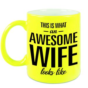 Awesome wife / echtgenote neon gele cadeau mok / beker 330 ml