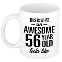 This is what an awesome 56 year old looks like - cadeau koffiemok - 300 ml - verjaardag 56 jaar