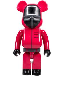 MEDICOM TOY x Squid Game figurine BE@RBRICK Guard - Rouge