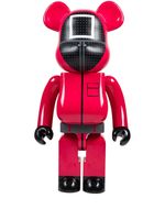 MEDICOM TOY x Squid Game figurine BE@RBRICK Guard - Rouge