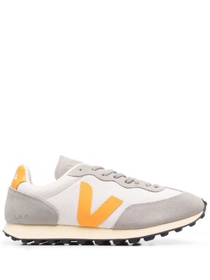 VEJA baskets à patch logo - Blanc
