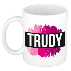 Naam cadeau mok / beker Trudy met roze verfstrepen 300 ml