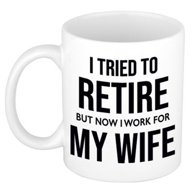 I tried to retire but now I work for my wife koffiemok theebeker - 300 ml - wit - kantoorhumor
