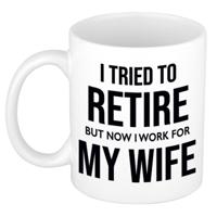 I tried to retire but now I work for my wife koffiemok theebeker - 300 ml - wit - kantoorhumor
