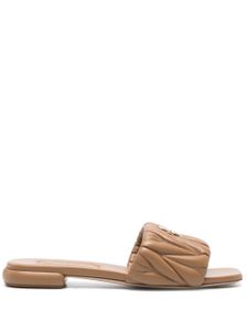 Miu Miu sandales matelassées à logo 10 mm - Marron