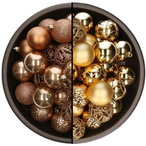 74x stuks kunststof kerstballen mix van camel bruin en goud 6 cm