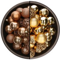 74x stuks kunststof kerstballen mix van camel bruin en goud 6 cm