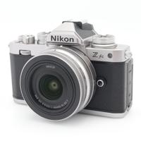 Nikon Z fc + Z DX 16-50mm f/3.5-6.3 VR zilver occasion Nikon Z fc + Z DX 16-50mm f/3.5-6.3 VR zilver occasion