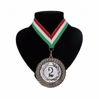 Nummer 2 medaille rood wit en groen - Verkleedattributen