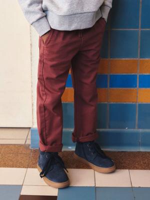 Eenvoudig aan te trekken jongensbroek met rechte pasvorm terracotta