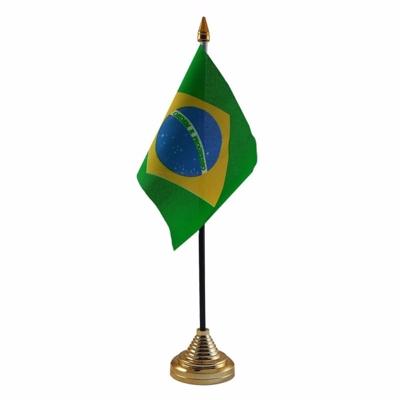 Vlag Brazilie tafelvlaggetje - 10 x 15 cm - met gouden standaard - Hoogte 27 cm Vlag Brazilie tafelvlaggetje - 10 x 15 cm - met gouden standaard - Hoogte 27 cm