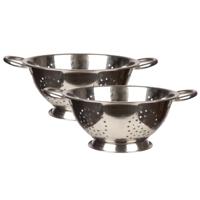 Keuken vergiet/zeef op voet - 2x stuks - zilver - RVS - D24 x H10 cm - Handige keukenhulp
