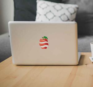 Geschilde appel laptop sticker