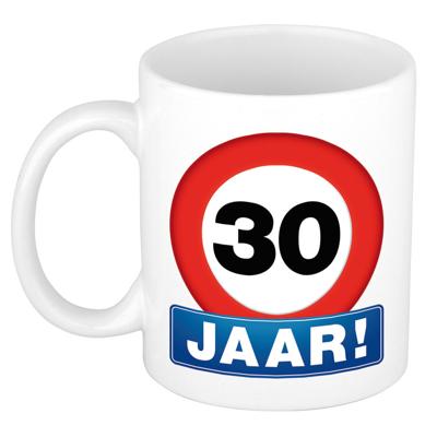 Verjaardag koffiemok - drink beker - thema 30 jaar - leeftijd verkeersbord - 300 ml - keramiek