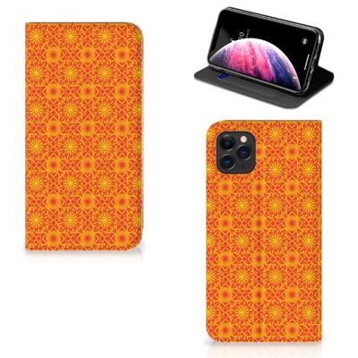 Apple iPhone 11 Pro Max | Hoesje met Magneet | Batik Oranje