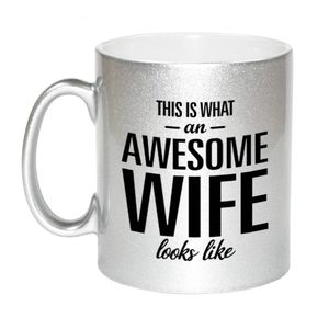 Awesome wife / echtgenote zilveren cadeau mok / verjaardag beker 330 ml - feest mokken